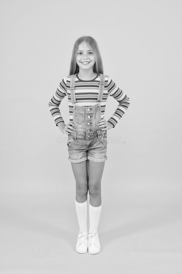 Sorriso brillante Faccia allegra e allegra Ragazza adornabile e felice Bambino con un sorriso incantevole Capelli lunghi immagine stock libera da diritti