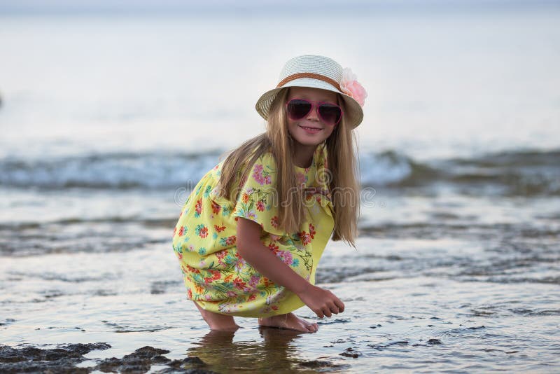Sorriso caucasiano da menina feliz no dia ensolarado do verão ou de mola fora no parque pelo lago Menina bonita imagem de stock royalty free Sorriso caucasiano da menina feliz no dia ensolarado do verão ou de mola fora no parque pelo lago Menina bonita imagem de stock royalty free