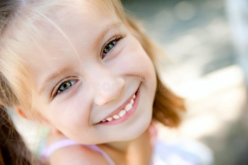 Menina sorrindo imagens de stock