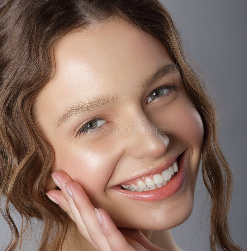 Sorriso de vencimento sincero Cara da jovem mulher agradável feliz fotografia de stock Sorriso de vencimento sincero Cara da jovem mulher agradável feliz fotografia de stock
