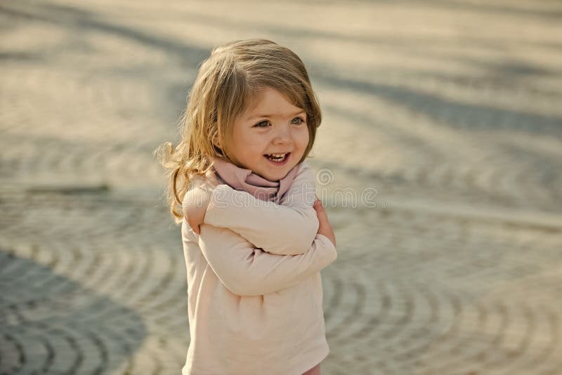 Sorriso del bambino con il gesto di mano dell'abbraccio il giorno soleggiato fotografie stock