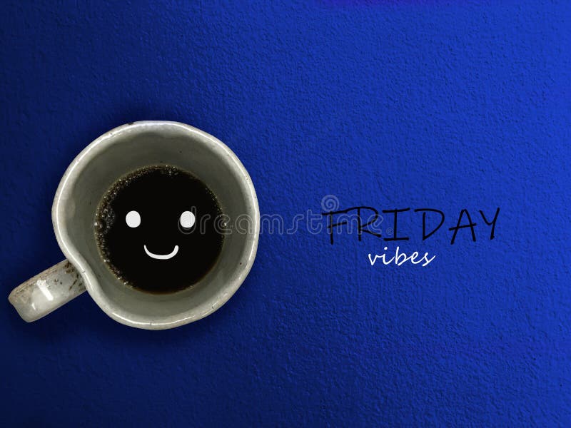 Sorriso do copo de café das vibrações de sexta-feira no fundo azul foto de stock Sorriso do copo de café das vibrações de sexta-feira no fundo azul foto de stock