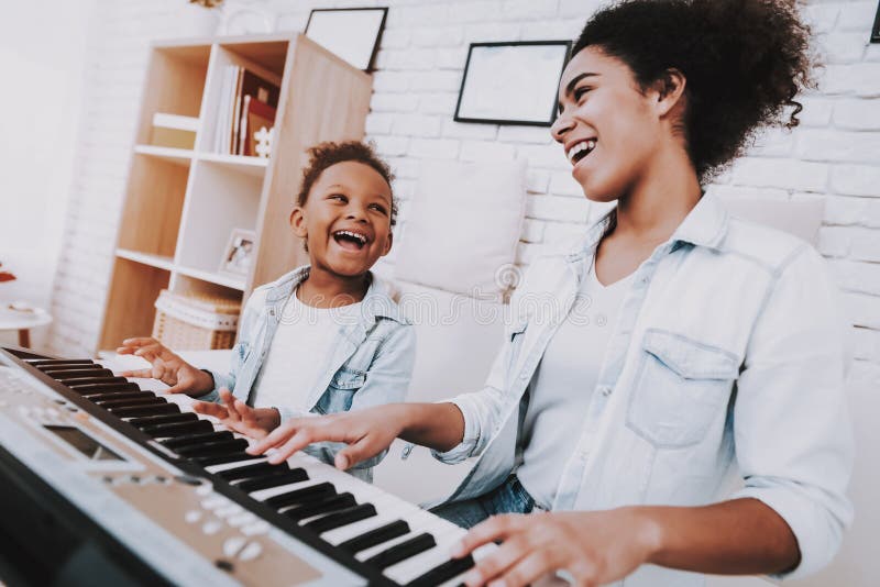 Jogos De Sorriso Da Menina No Piano Bonde. Foto de Stock - Imagem de  fofofo, ativo: 38175586