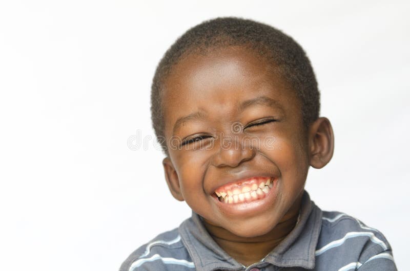 Sorriso enorme impressionante sul bambino del ragazzo del nero di etnia dell'africano nero isolato sul ritratto bianco fotografia stock libera da diritti