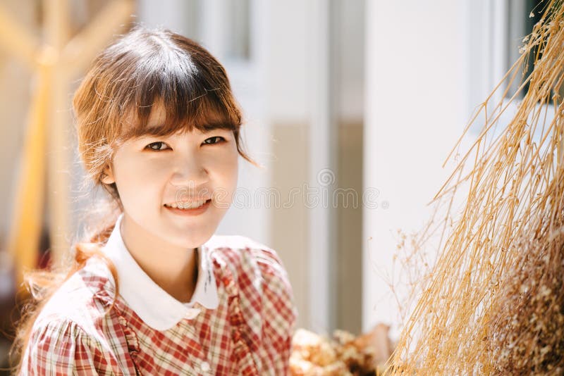 Sorriso feliz da cabeça asiática do close up do moderno do jovem adolescente da menina foto de stock Sorriso feliz da cabeça asiática do close up do moderno do jovem adolescente da menina foto de stock