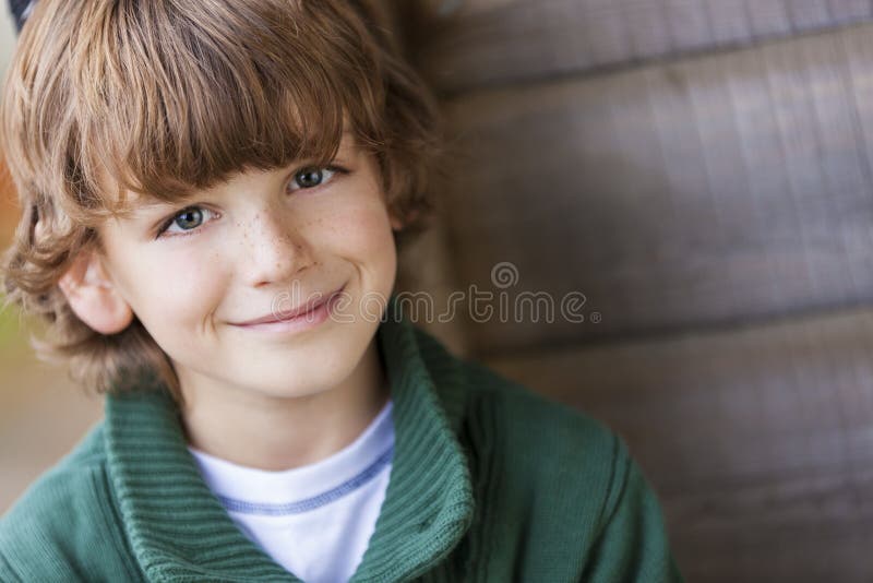 Sorriso feliz novo do menino fotos de stock royalty free Sorriso feliz novo do menino fotos de stock royalty free