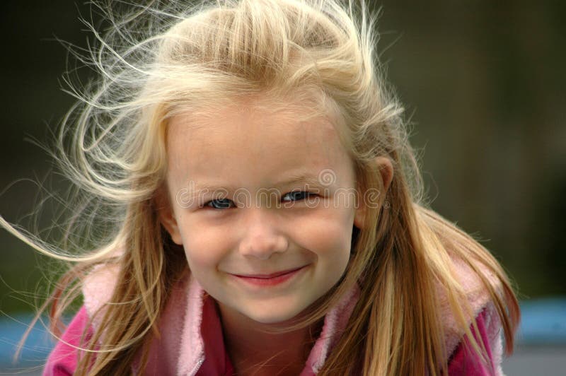 Retrato Ao Ar Livre De Uma Menina De 8 Anos Bonito. Uma Menina Sorrindo Para  A Câmera. Foto Royalty Free, Gravuras, Imagens e Banco de fotografias.  Image 174338419