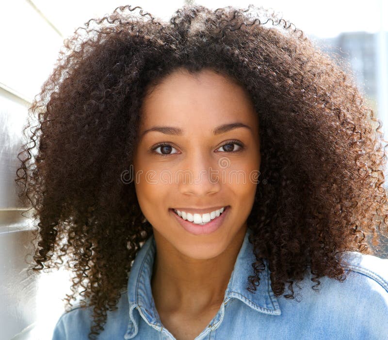 Sorriso novo bonito da mulher negra fotografia de stock royalty free