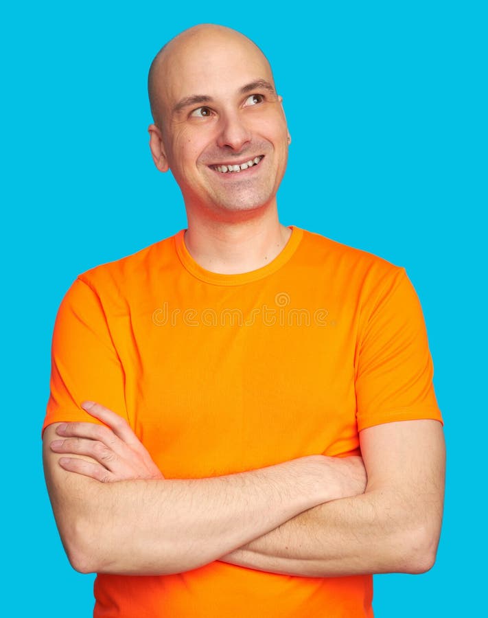Sorriso toothy do homem calvo feliz e vista acima fotografia de stock royalty free Sorriso toothy do homem calvo feliz e vista acima fotografia de stock royalty free
