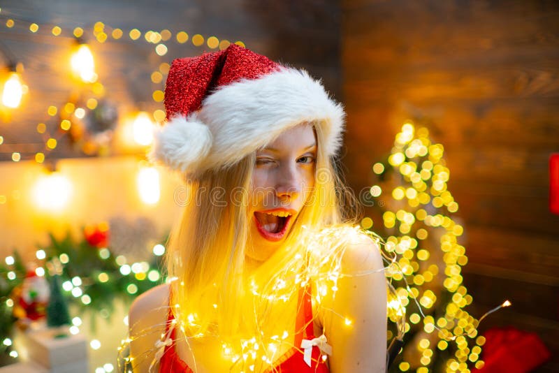 Sort de lumi?res Moment magique C?l?bration de No?l Paix et joie d'amour pendant l'ann?e enti?re F?te de No?l de chapeau de Santa photos stock Sort de lumi?res Moment magique C?l?bration de No?l Paix et joie d'amour pendant l'ann?e enti?re F?te de No?l de chapeau de Santa photos stock