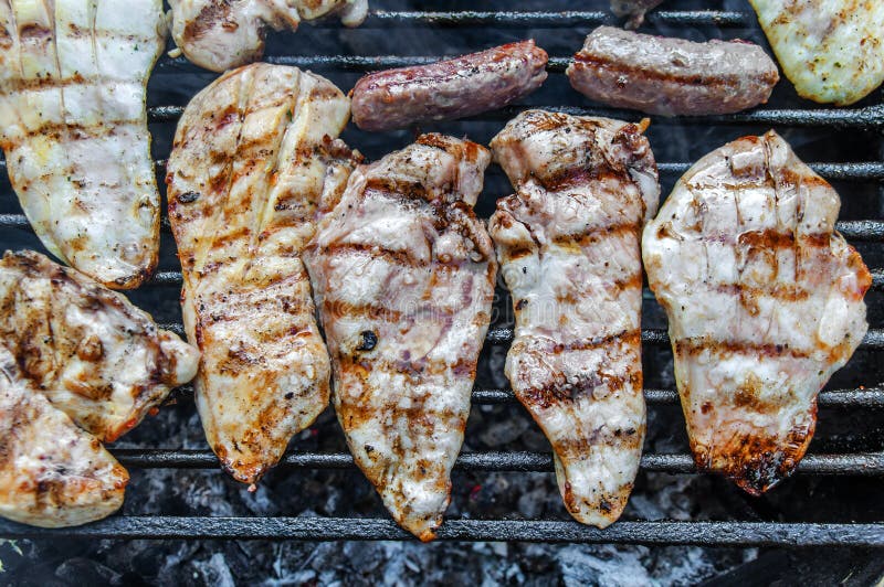 Sort de rassemblement savoureux de poulet frais sur la fin de BBQ photos libres de droits Sort de rassemblement savoureux de poulet frais sur la fin de BBQ photos libres de droits