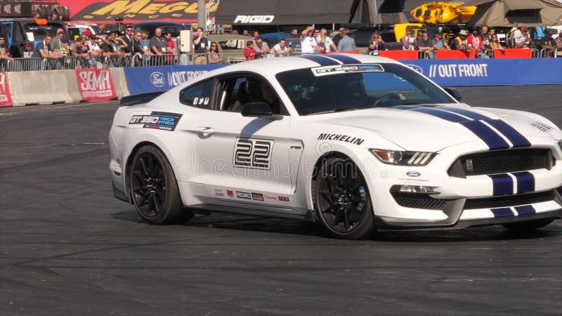 Sort de voitures de sport avec l'audio d'expédier et de coupures banque de vidéos