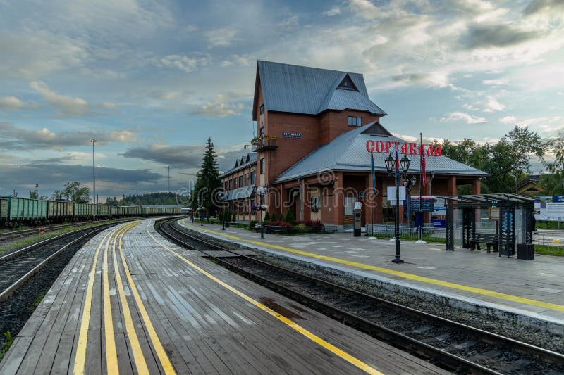 Sortavala Karelia Russia 8 luglio 2023 : Stazione ferroviaria a Sortavala Serdobol. Repubblica di Karelia. Russia fotografia stock