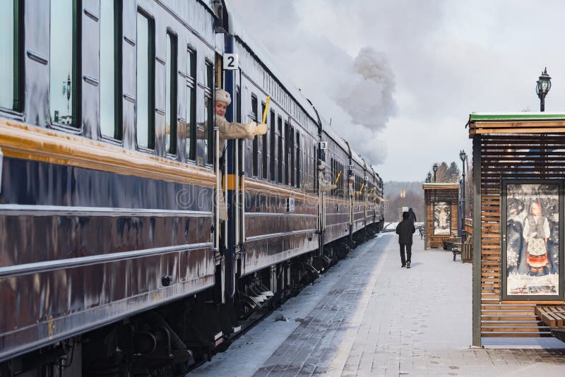 Sortavala Russia 15 febbraio 2025 : Treno a vapore per Ruskeala parte dalla piattaforma nella mattina d'inverno fotografie stock