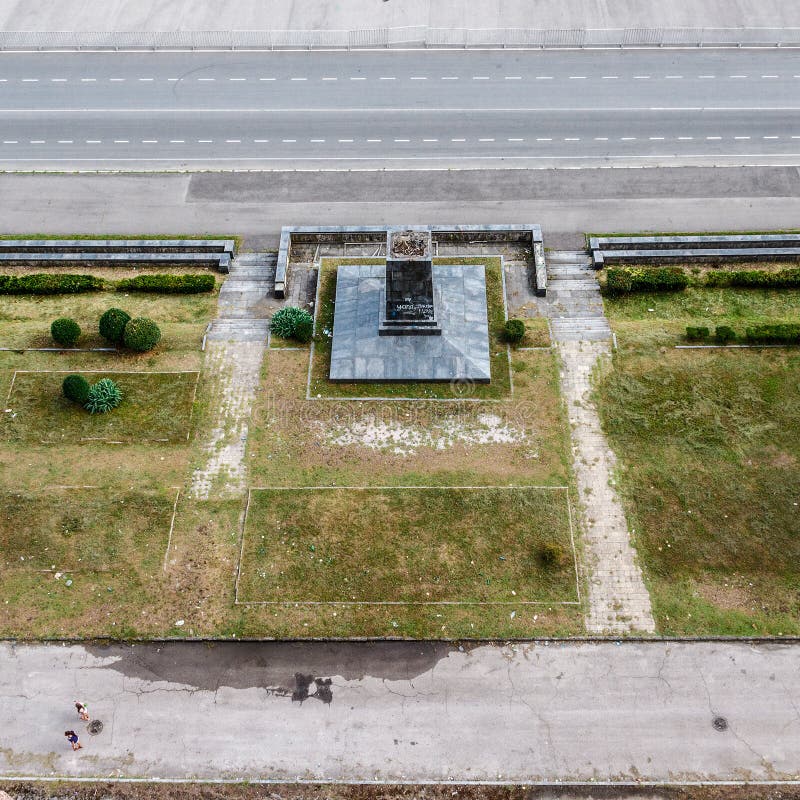 Sorte sur le secteur avant un bâtiment délabré du parlement de photo stock Sorte sur le secteur avant un bâtiment délabré du parlement de photo stock