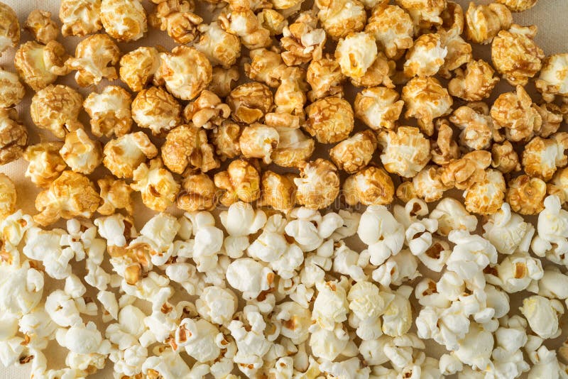 Sorter av sötad och salt popcorn som skjutits som bakgrund royaltyfria bilder Sorter av sötad och salt popcorn som skjutits som bakgrund royaltyfria bilder