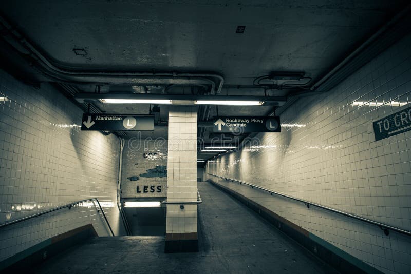 Sortie d'entrée de station de métro, Brooklyn, New York photo libre de droits Sortie d'entrée de station de métro, Brooklyn, New York photo libre de droits
