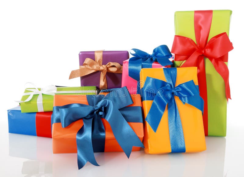 Sortierte farbige Geschenke mit Bändern auf Weiß stockbild Sortierte farbige Geschenke mit Bändern auf Weiß stockbild