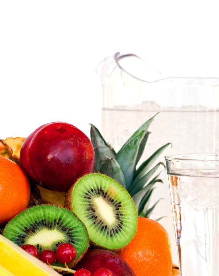 Sortierte Frucht und ein Glas Wasser