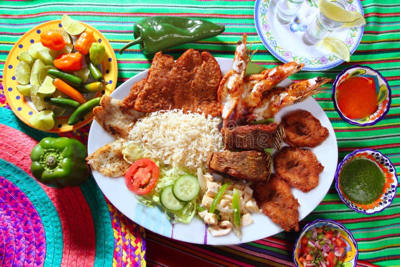 Sortierte gegrillte essbare Meerestiere im Mexikotequilapaprika lizenzfreie stockfotos Sortierte gegrillte essbare Meerestiere im Mexikotequilapaprika lizenzfreie stockfotos