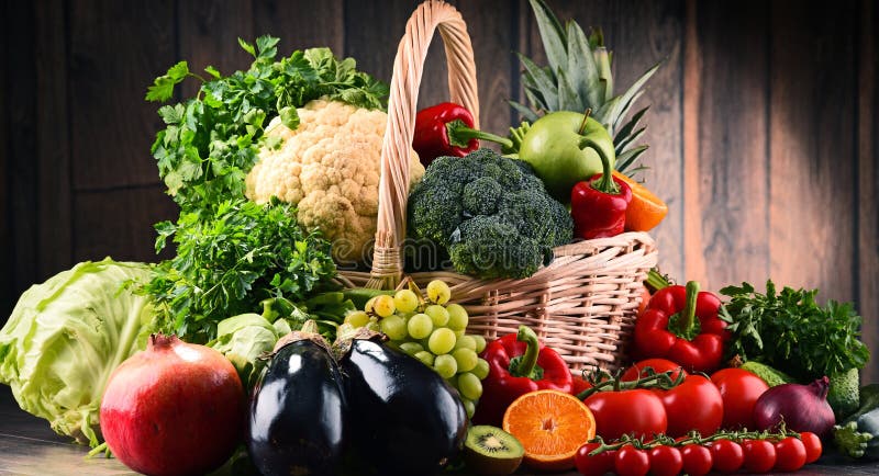 Sortiertes Rohes Organisches Gemüse Und Früchte Stockbild - Bild von ...