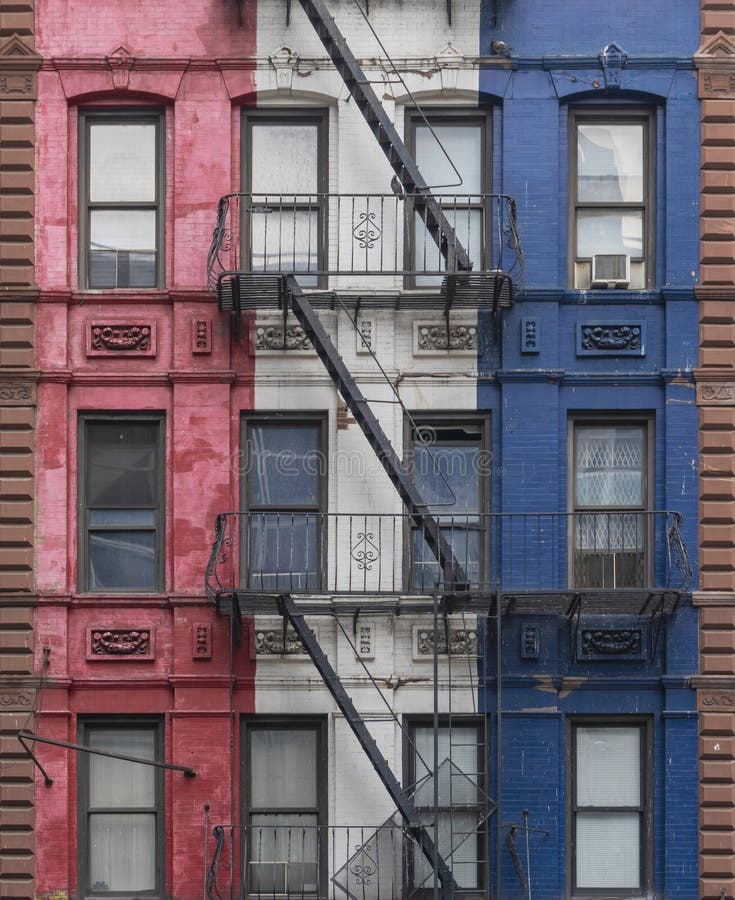 Sorties de secours d'un bâtiment coloré à New York City image libre de droits Sorties de secours d'un bâtiment coloré à New York City image libre de droits