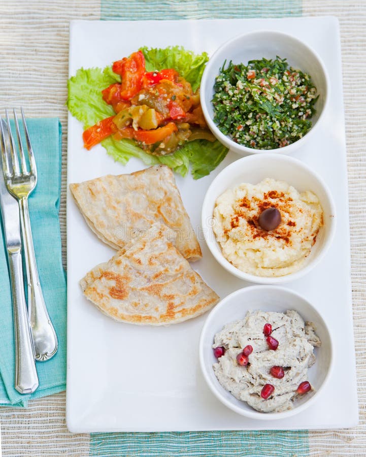Sortiment av dopp: hummus, kikärtdopp, tabboulehsallad, babaganoush och lägenhetbröd, pitabröd arkivbilder Sortiment av dopp: hummus, kikärtdopp, tabboulehsallad, babaganoush och lägenhetbröd, pitabröd arkivbilder