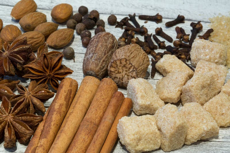 Sortiment av muttrar och kryddor, blandning av olika slag av tokigt, lik royaltyfria foton Sortiment av muttrar och kryddor, blandning av olika slag av tokigt, lik royaltyfria foton