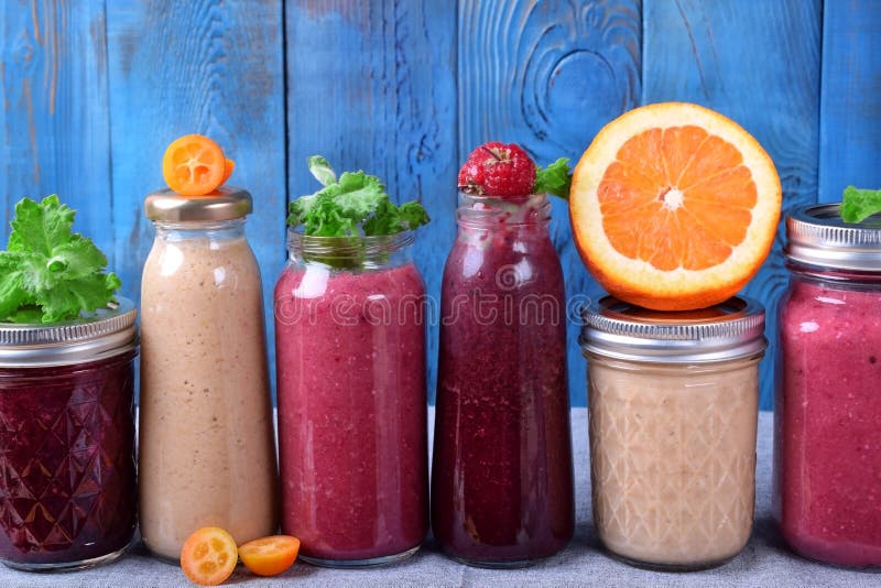 Sortiment av olika smoothies som överträffas med frukter, bär och mintkaramellen på tabellen arkivfoto Sortiment av olika smoothies som överträffas med frukter, bär och mintkaramellen på tabellen arkivfoto