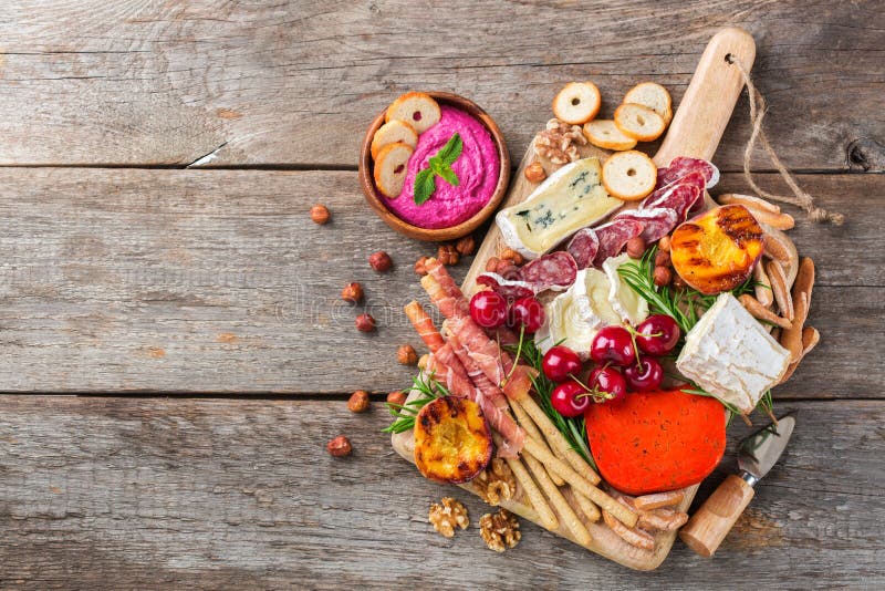 Sortiment av spanska tapas eller italienska antipasti med hummus royaltyfria foton Sortiment av spanska tapas eller italienska antipasti med hummus royaltyfria foton