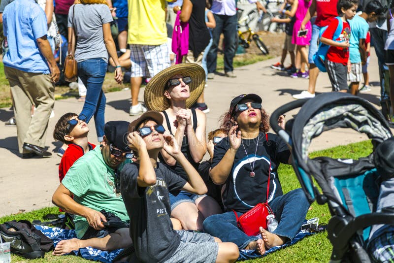 Sorveglianza dell'eclissi totale del Sun immagini stock libere da diritti Sorveglianza dell'eclissi totale del Sun immagini stock libere da diritti