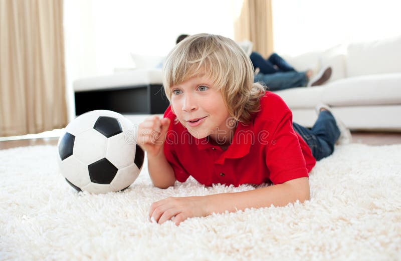 Bambino Triste E Non Felice Con Calcio Circa Il Gioco Perso Di Calcio O Di Calcio  Bambino Dopo Avere Guardato Partita Sulla TV Fotografia Stock - Immagine di  naturalizzato, paese: 111941968