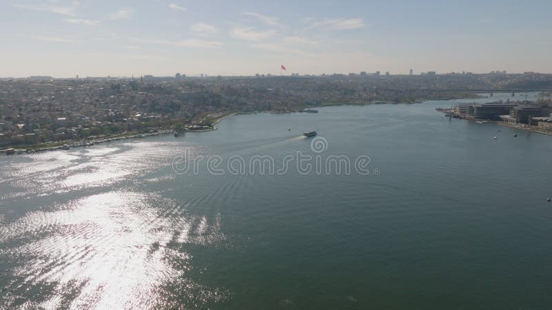 Sorvolare in avanti i cantieri navali di metropoli. vista aerea contro il sole riflesso della superficie dell'acqua riflesso del s