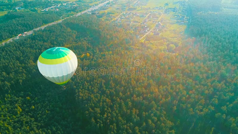 Sorvolare la mongolfiera Mongolfiera nel cielo sopra un campo nella campagna Siluetta dell'uomo Cowering di affari Aria calda