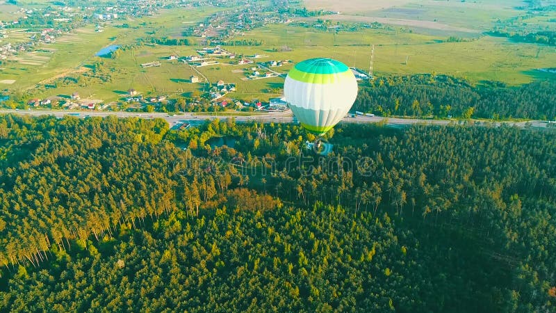 Sorvolare la mongolfiera Mongolfiera nel cielo sopra un campo nella campagna Siluetta dell'uomo Cowering di affari Aria calda