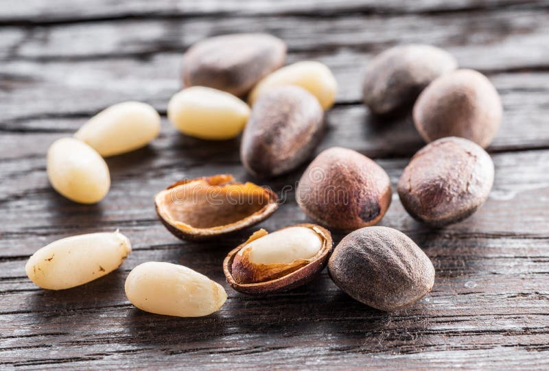 Sosnowe dokrętki na ciemnym drewnianym stole Żywność organiczna Makro- zdjęcia royalty free Sosnowe dokrętki na ciemnym drewnianym stole Żywność organiczna Makro- zdjęcia royalty free