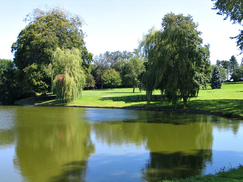 Parco giardino con un lago immagine stock