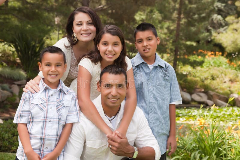 sosta ispanica felice della famiglia immagine stock libera da diritti sosta ispanica felice della famiglia immagine stock libera da diritti