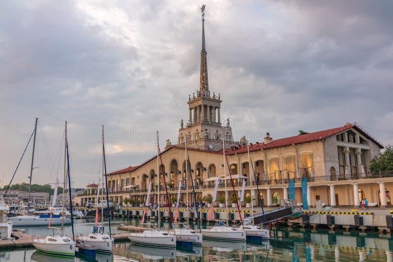 Sotchi Marine Station en de jachthaven naast het op een bewolkte dag Zonsondergang op een bewolkte dag royalty-vrije stock afbeeldingen Sotchi Marine Station en de jachthaven naast het op een bewolkte dag Zonsondergang op een bewolkte dag royalty-vrije stock afbeeldingen