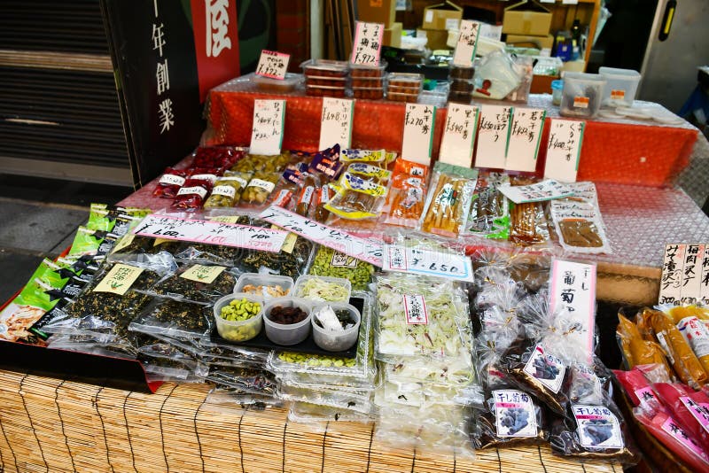 Sottaceti e derrate alimentari conservati giapponesi al mercato di Kuromon Ichiba, di Osaka immagini stock Sottaceti e derrate alimentari conservati giapponesi al mercato di Kuromon Ichiba, di Osaka immagini stock