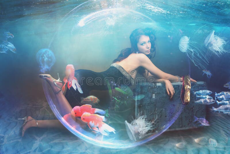 Sotto la donna di fantasia del fondale marino dell'acqua fotografia stock libera da diritti Sotto la donna di fantasia del fondale marino dell'acqua fotografia stock libera da diritti