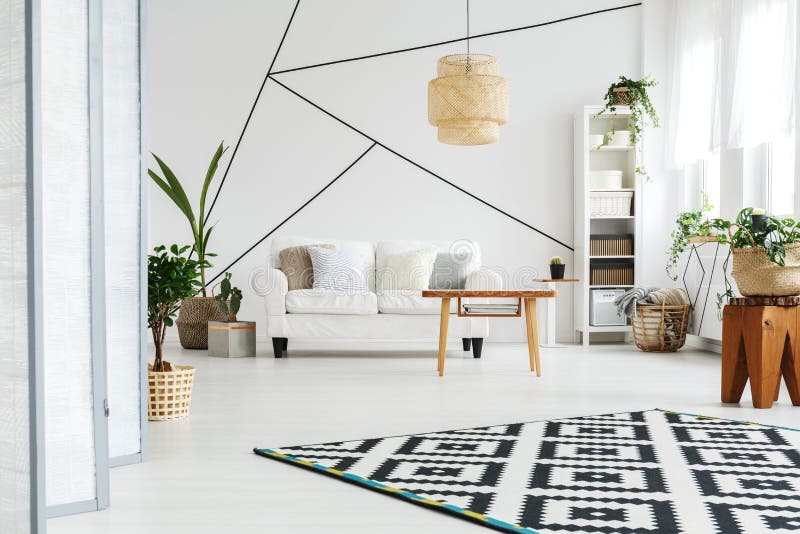 Sottotetto bianco spazioso fotografia stock libera da diritti