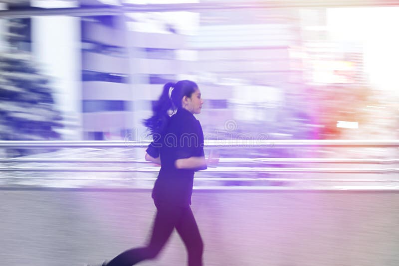 Sottragga il moto vago di giovane funzionamento asiatico di woma di affari per lavorare con effetto della luce immagine stock libera da diritti Sottragga il moto vago di giovane funzionamento asiatico di woma di affari per lavorare con effetto della luce immagine stock libera da diritti