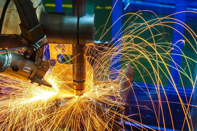 Soudage par points industriel et des véhicules à moteur, dans une usine de voiture photos stock Soudage par points industriel et des véhicules à moteur, dans une usine de voiture photos stock