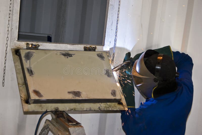 Soudage à l'arc sous gaz avec fil électrode fusible photographie stock libre de droits Soudage à l'arc sous gaz avec fil électrode fusible photographie stock libre de droits
