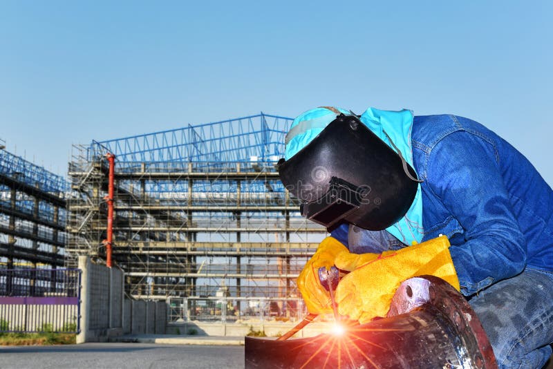 Fond Soudeur Travaillant Sur Un Tuyau Métallique Pendant Que Des