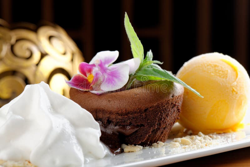 Soufflé de chocolate com gelado de manga foto de stock