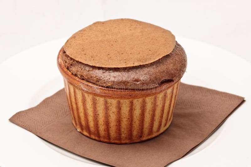 Soufflé de chocolate em ramequim imagens de stock royalty free