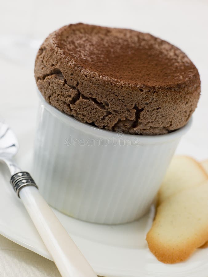 Soufflé de Chocolate Quente com Biscoitos Langue de Chat fotografia de stock