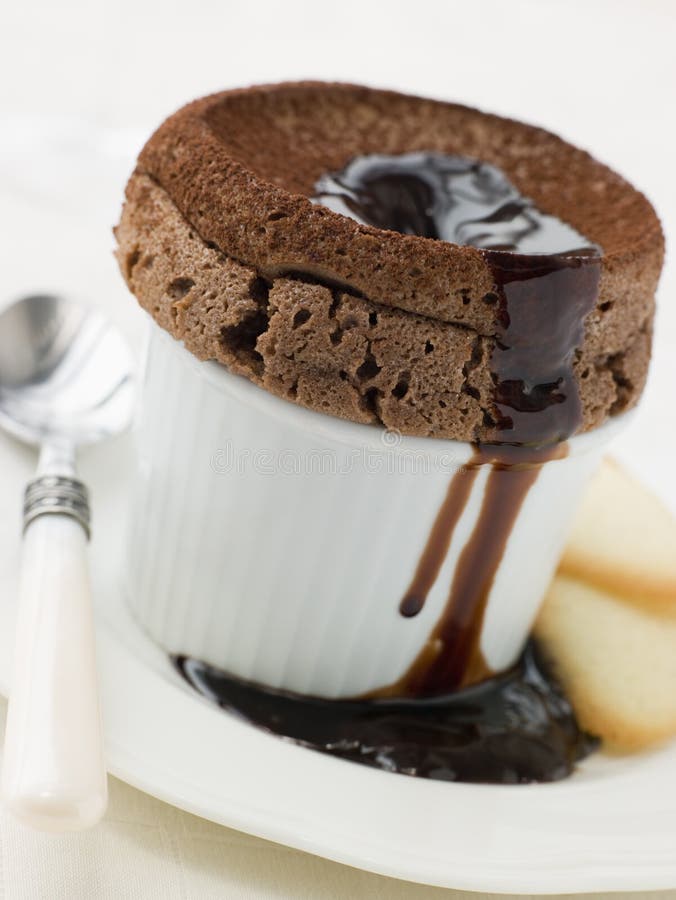 Soufflé de Chocolate Quente com Molho de Chocolate foto de stock